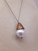 Carica l&#39;immagine nel visualizzatore di Gallery, Collana bronzo e perla scaramozza VULCANO