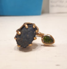 将图片加载到图库查看器，Anello bronzo, azzurrite blu e peridoto sfaccettato