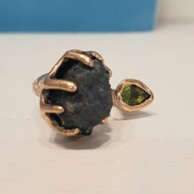 将图片加载到图库查看器，Anello bronzo, azzurrite blu e peridoto sfaccettato