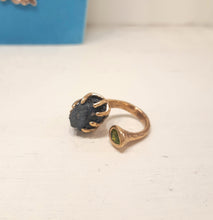 将图片加载到图库查看器，Anello bronzo, azzurrite blu e peridoto sfaccettato