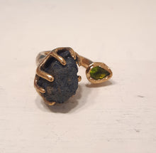 将图片加载到图库查看器，Anello bronzo, azzurrite blu e peridoto sfaccettato