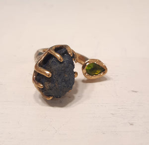 Anello bronzo, azzurrite blu e peridoto sfaccettato